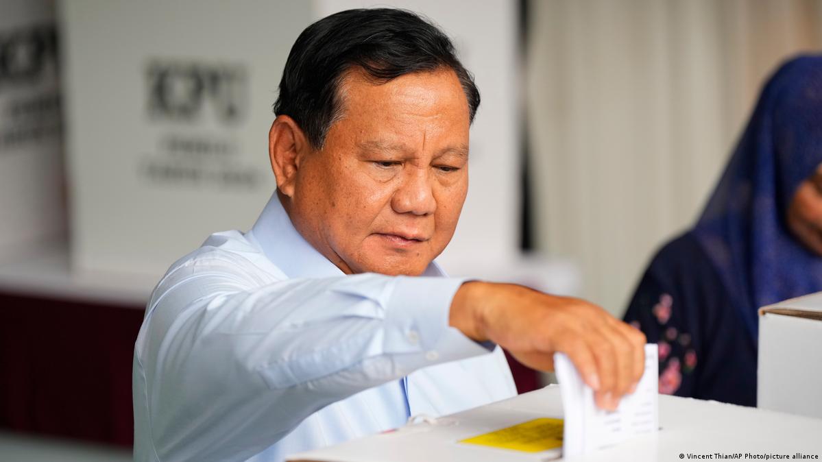 https://salarnews.in/public/uploads/images/newsimages/maannewsimage15022024_001543_Prabowo Subianto.jpg